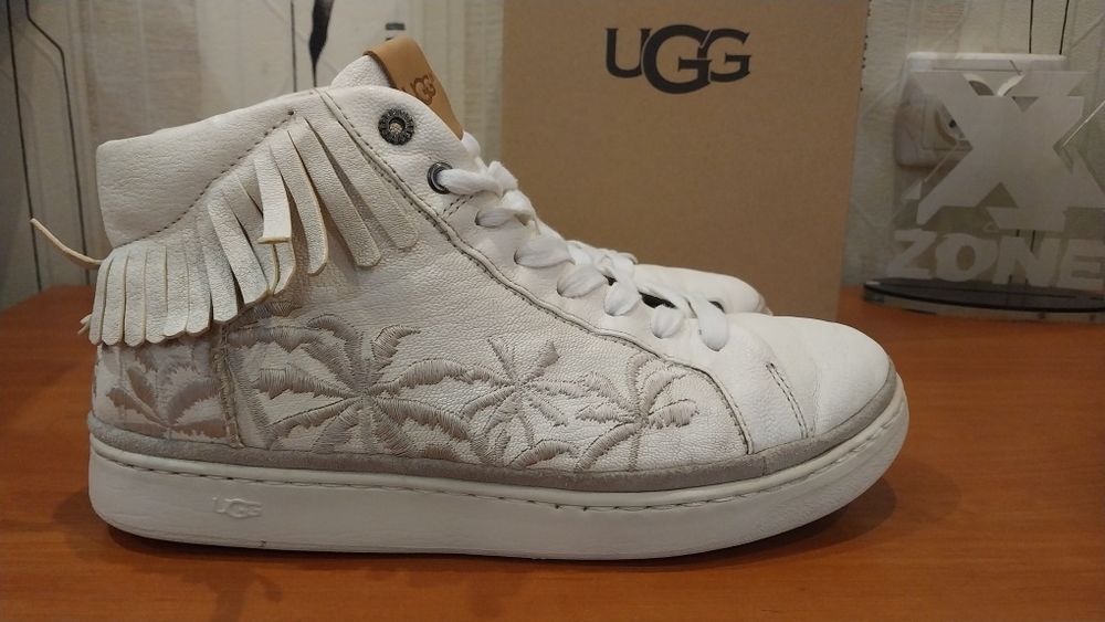 Продам мужские  кожаные оригинальные очень легкие кроссовки  сникерсы  UGG  .Кожа премиум класса.Размер 42