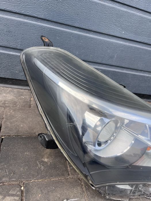 Prawa lampa xenon soczewka Toyota Yaris III Lift UK