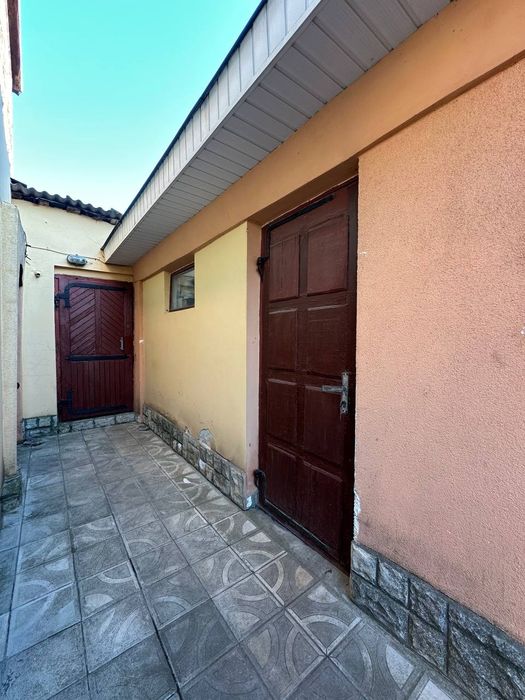 Два будинки у м. Луцьк на ділянці 16 соток