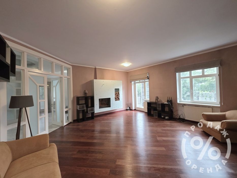 Стильний будинок у центрі з більярдною та камінною кімнатою