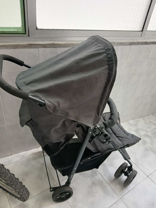 Carrinho bebe de passeio muito leve e bastante confortável.