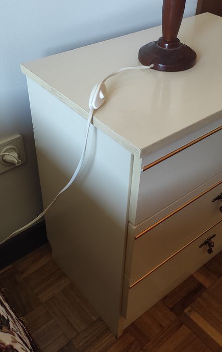 Mesinha clássica de cabeceira64729515299075123