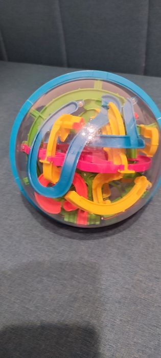 Labirynt w kuli plastikowej