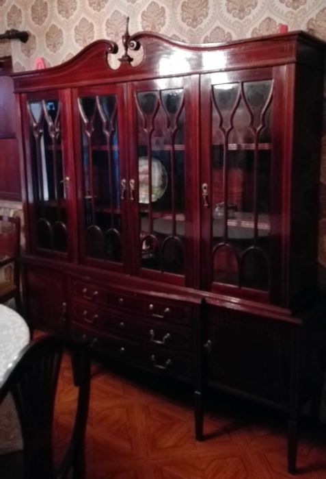 Cristaleira, mesa e cadeiras (antiga)