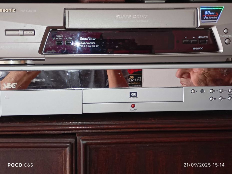 Leitor/Gravador de D V D . Com mais de 400 filmes DVD associados