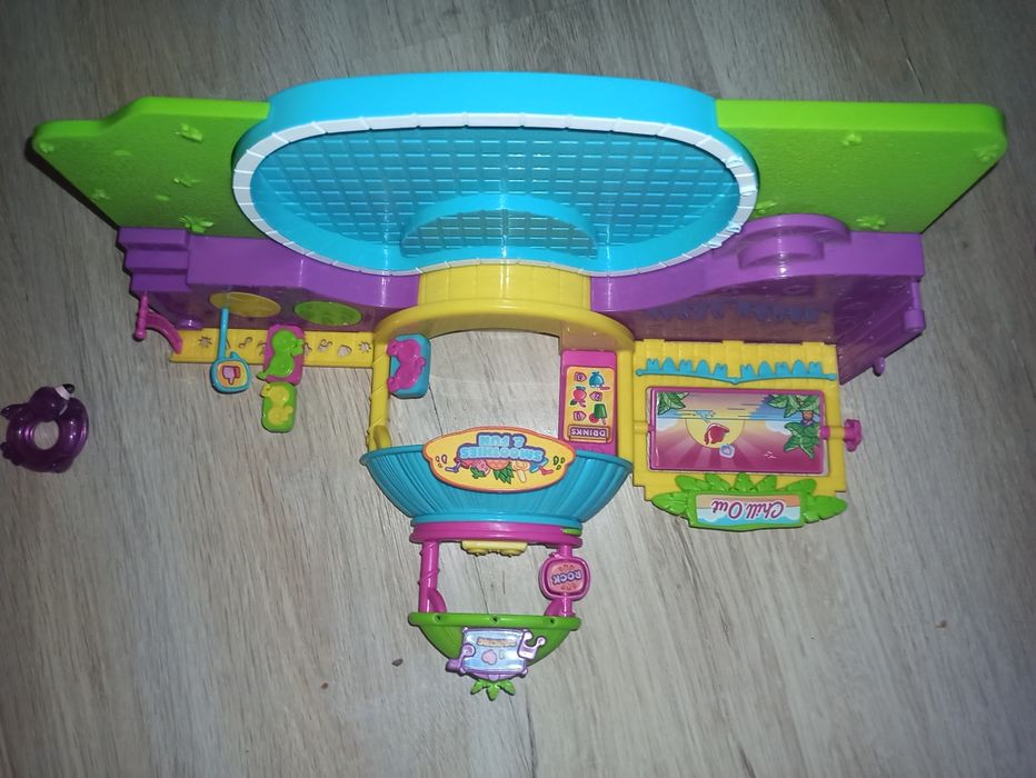 Moji pops pool party