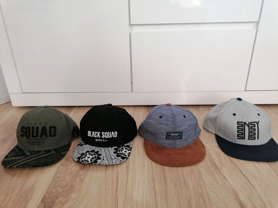 Czapki   fuul cap chłopięce  4 szt