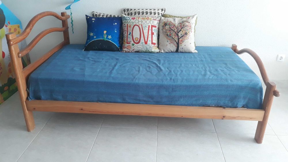 Cama em madeira maciça