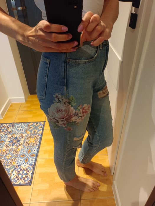 Mom jeans z rozdarciami