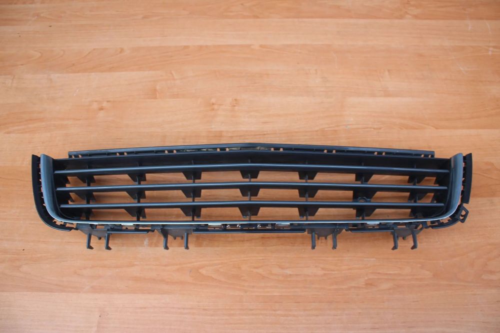 DOLNA KRATKA ŚRODKOWA ZDERZAKA OPEL ASTRA H PO LIFT BARDZO ŁADNA