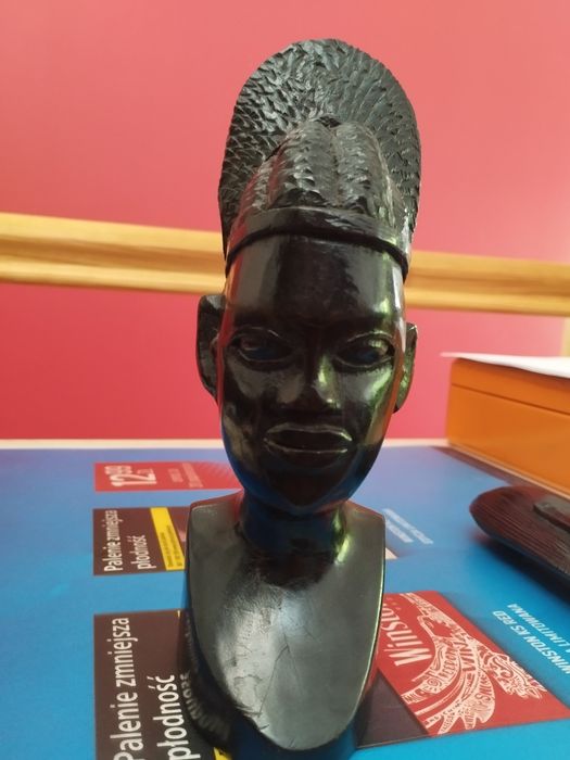 dwie afrykańskie figurki