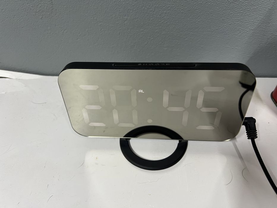 Годинник електронний дзеркальний