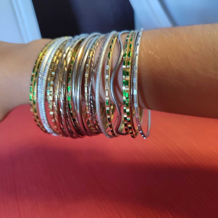 Vendo pulseiras prateadas e douradas