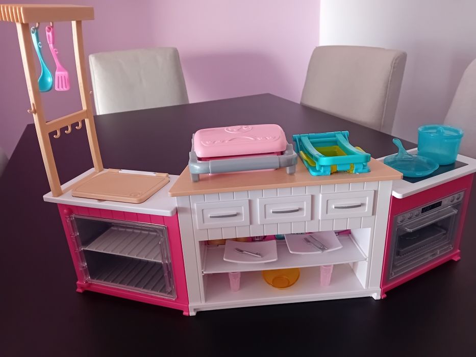 Cozinha, supermercado e palco da Barbie