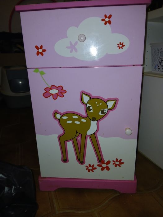 Mesa cabeceira para menina
