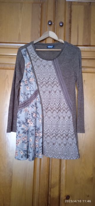 Túnica florida e castanha em muito bom estado