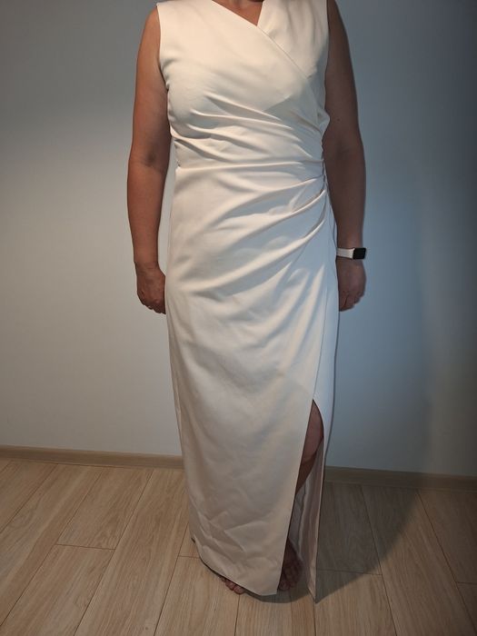 Suknia długa z rozcięciem na lewej stronie przed kolano