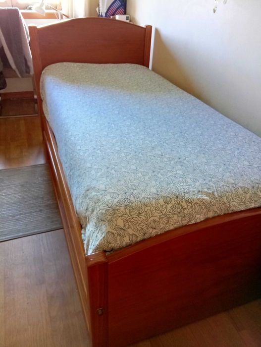 Cama de solteiro + mesinha cabeceira em madeira
