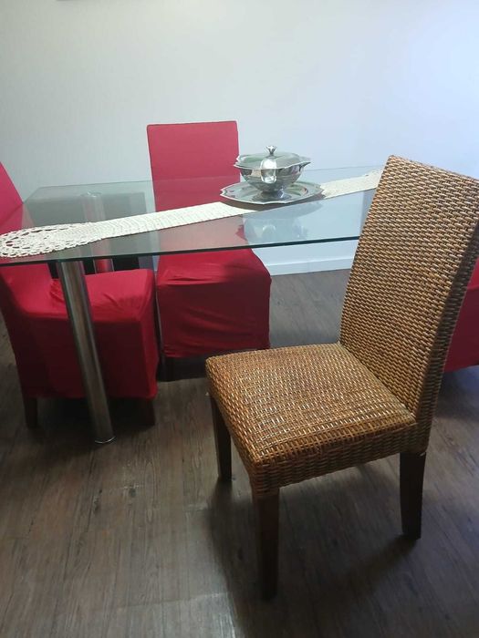Mesa de vidro com cadeiras