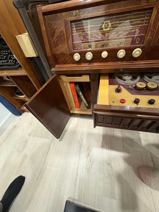 Troco ou vendo Móvel gira discos anos 50 muito raro