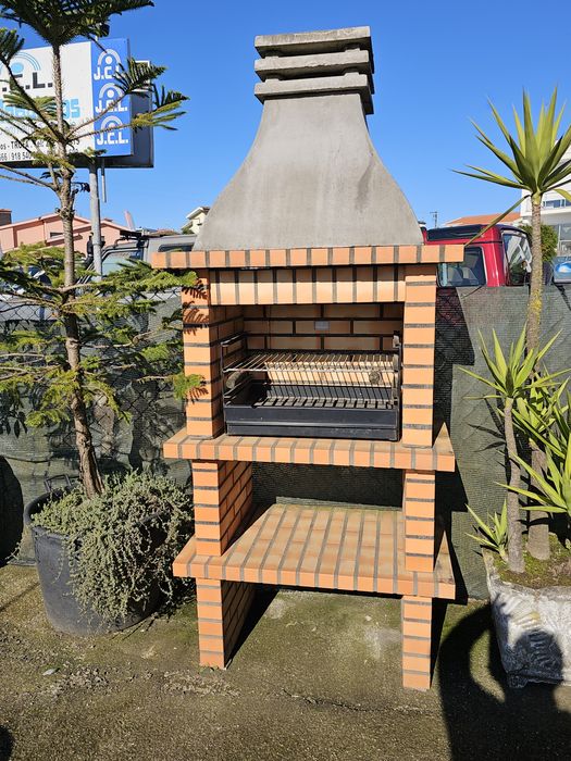 Churrasqueira com assador