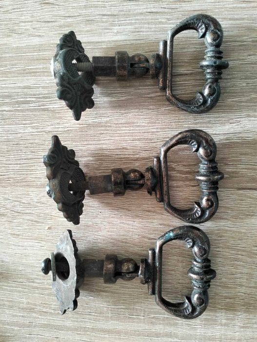 Uchytwy do mebli/stopki pod meble