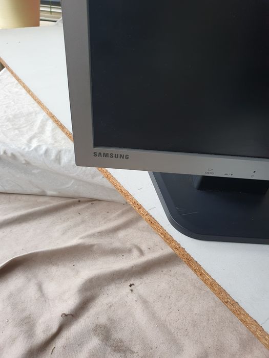 Monitores 15 polegadas em bom estado.