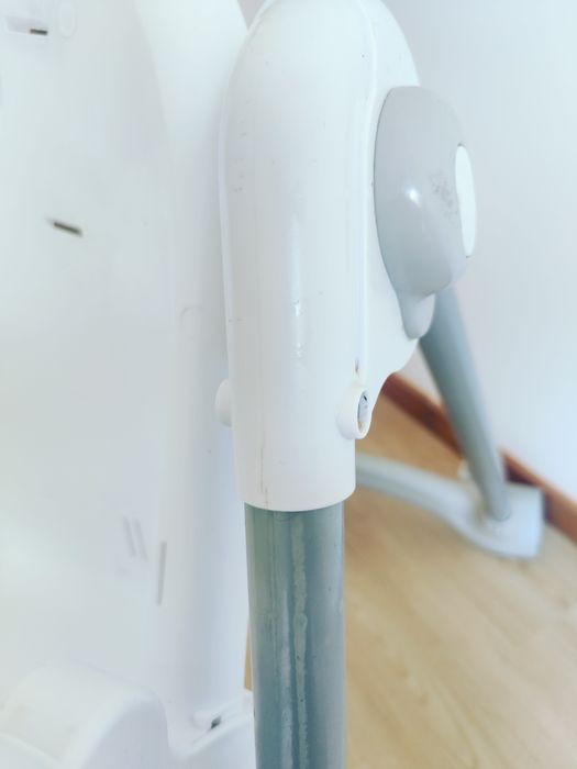 Cadeira de refeição Pierre Cardin 

É usado com sinais de uso. Tem peq