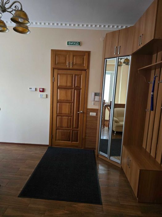 Здаю в крайовничомму місці  пів будинку Метро Славутич, Київ