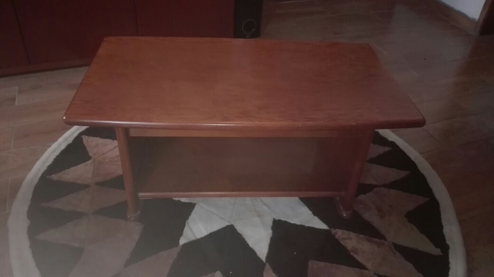 Mesa de centro em madeira maciça