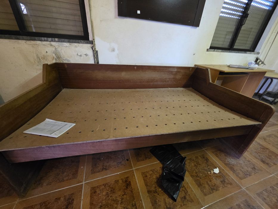 Secretária e cama individual