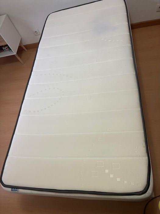 Sommier Branco, 190x90, com estrado de madeira e colchão.