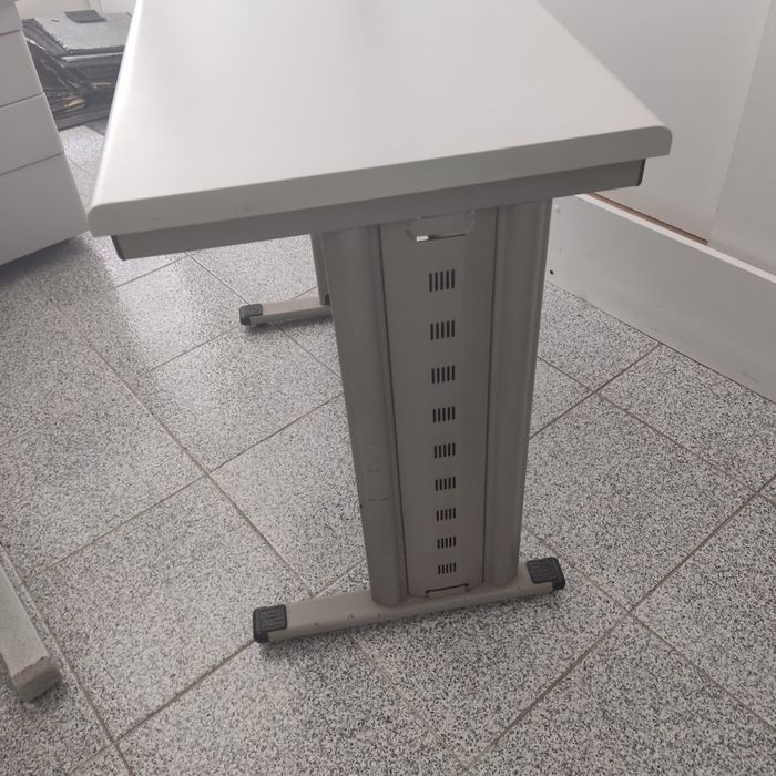 Light Gray Support Desk – Perfect for Office or Home!64739003222402121