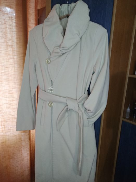 Женское пальто демисезонное.