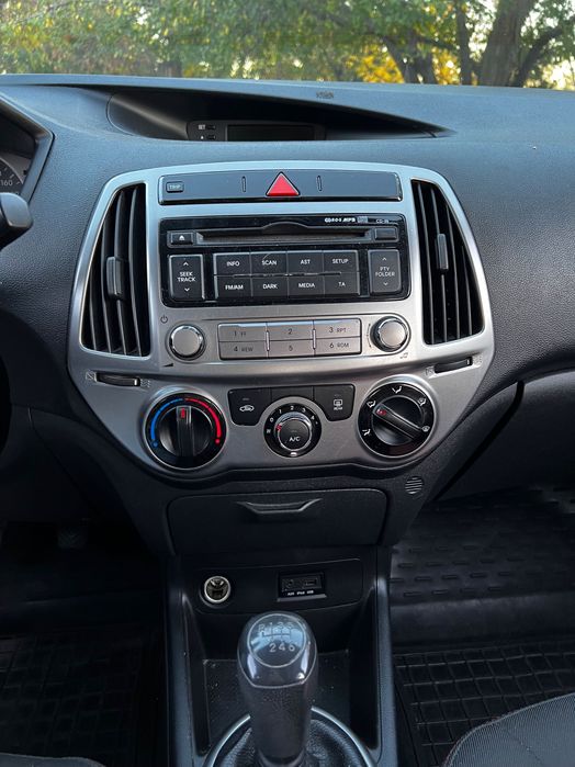 ЭКОНОМНЫЙ городской автомобиль  Hyundai i20, 2014 года