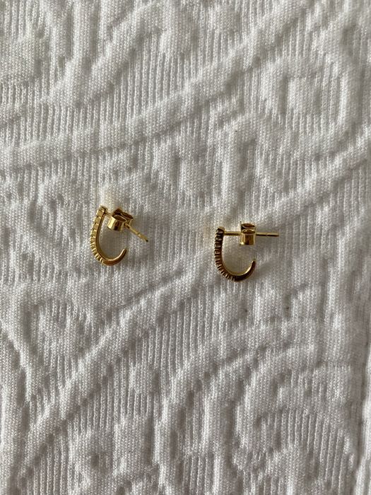 Brincos invertidos, em prata dourada da OurSins