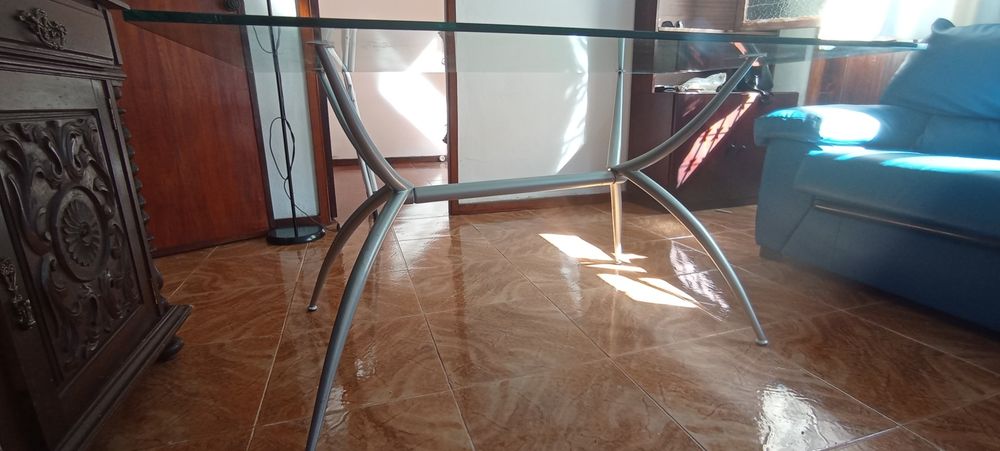 Mesa com tampo em vidro temperado, com estrutura em alumínio cinza