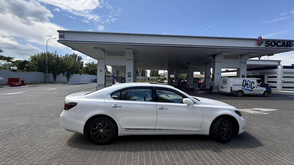Lexus ls 600 hl в очень хорошем состоянии весь в родной краске!