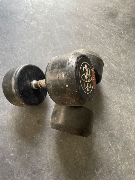 Dois alteres cada um peso 40kg em óptimo estado.