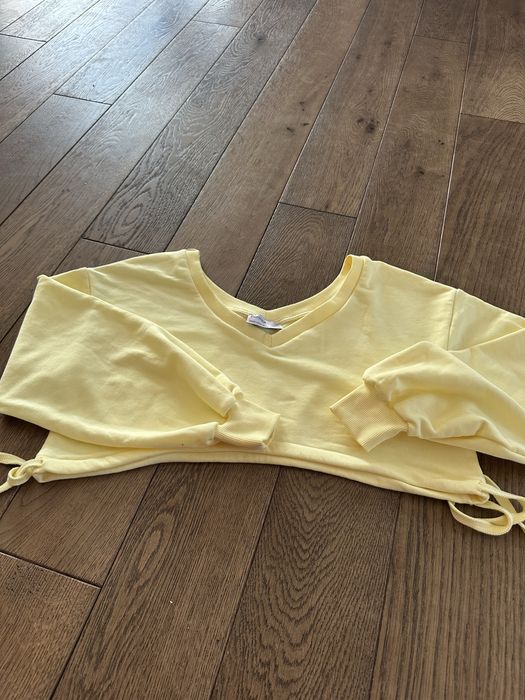 Bluzka Bershka – delikatny szyfon i romantyczna linia