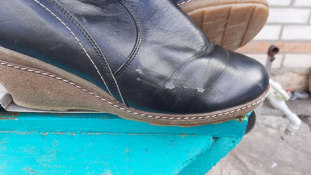 Сапожки  кожаные на танкетці.