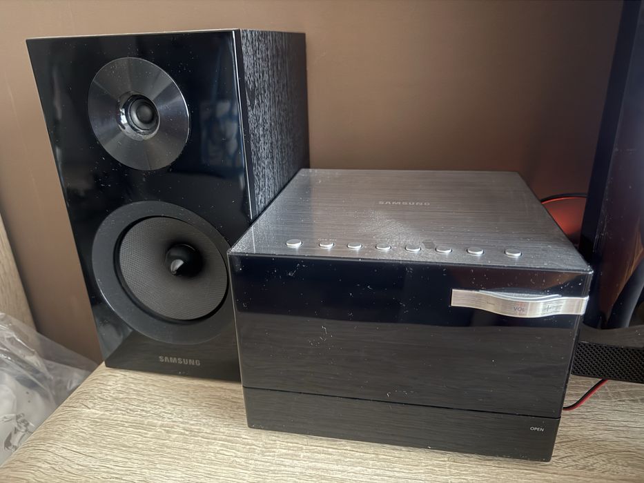 Mini wieża Samsung MM-E330. Mało używana, pilot w zestawie.