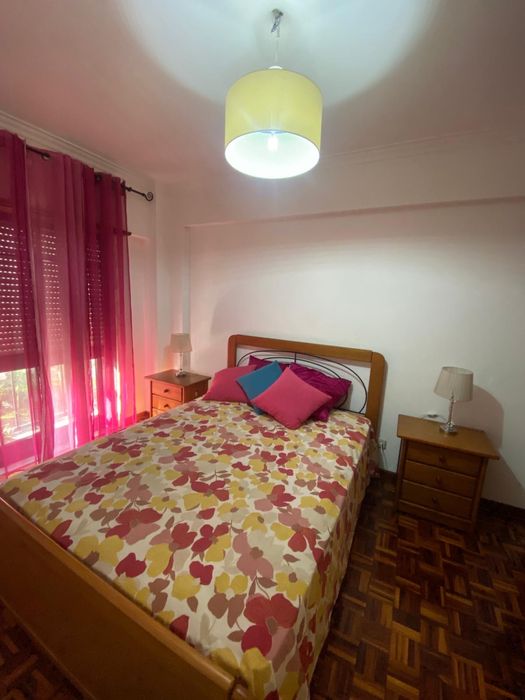 Quarto Mobilado com Casa Banho Privativa + Varanda | Despesas Incluídas | Odivelas