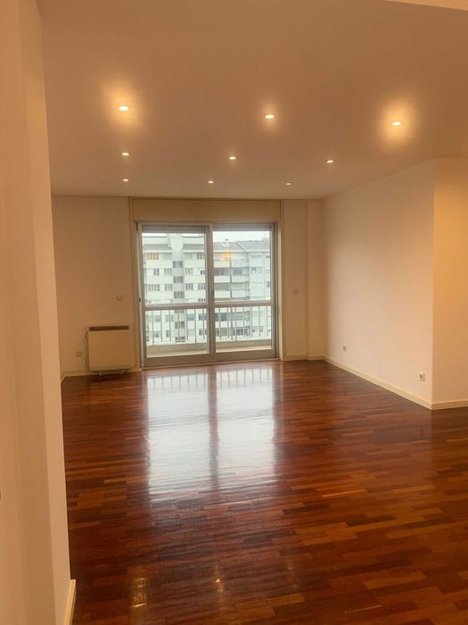 To Rent Premium Renovated 4+1 Bedrooms- Alameda das Antas – Porto