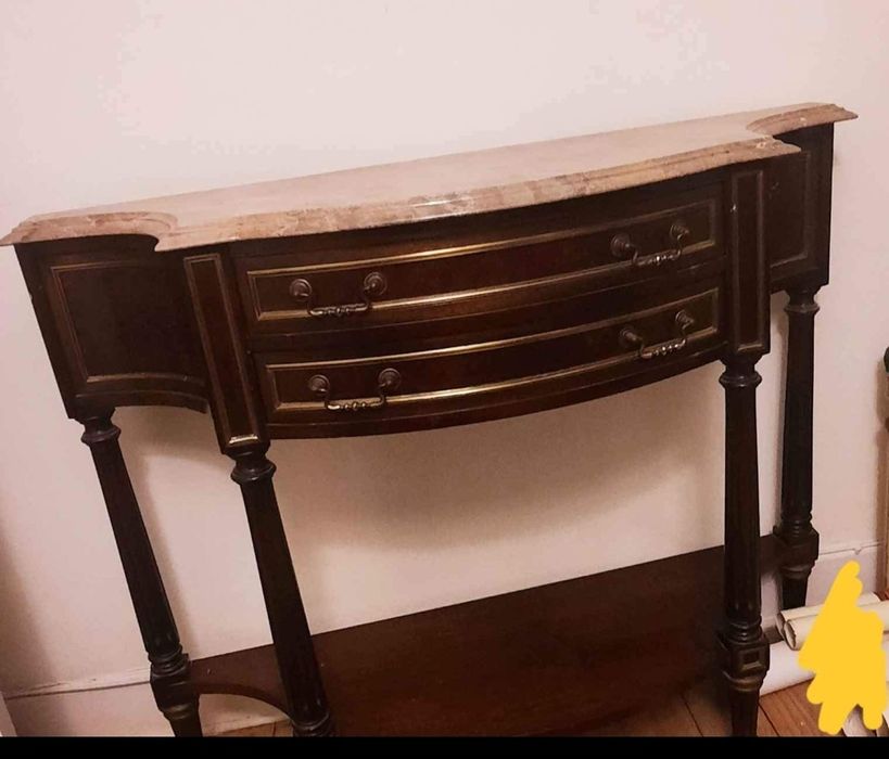 Mesa de apoio com tampo em mármore