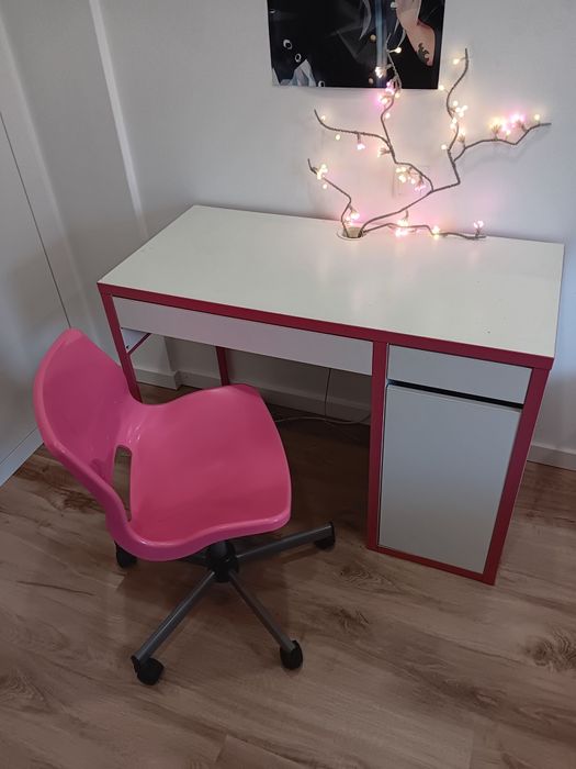 Secretaria IKEA com cadeira