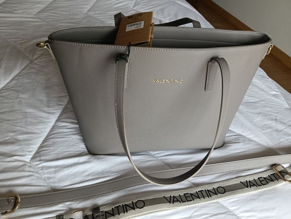 Mala Valentino  em cinzento