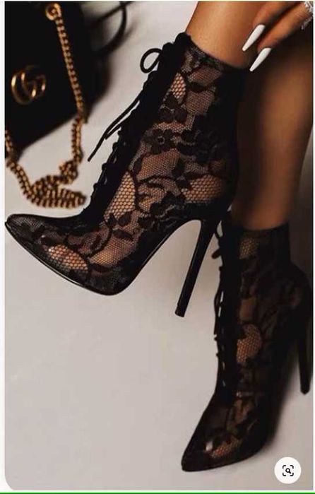 Czarne koronkowe botki wiązane