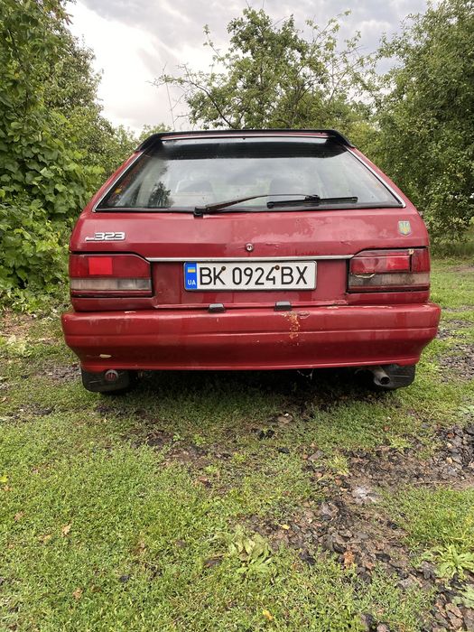 Mazda 323 автомобіль