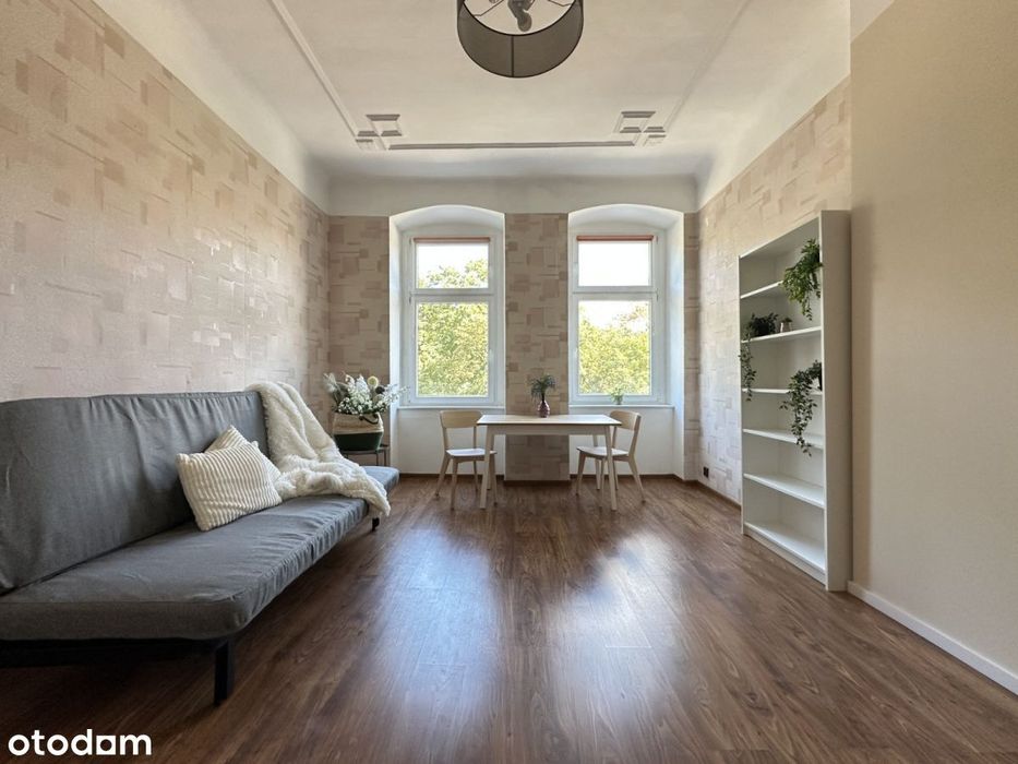 Spacious room with balcony/ Nowowiejska